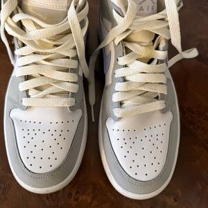 RARE - WMN - Air Jordan 1 Mid